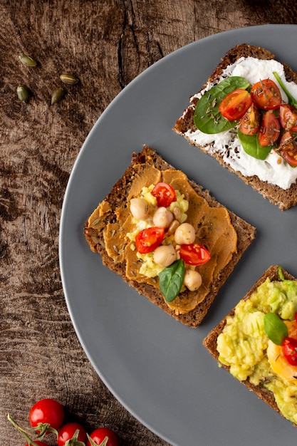 Kostenloses Foto verschiedene toasts mit gemüsecreme lecker