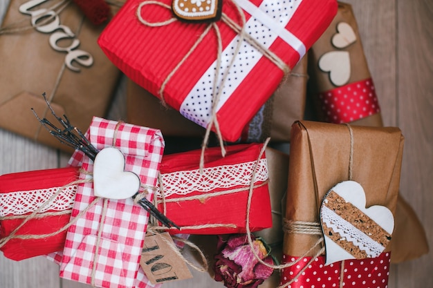 Verschiedene Valentine Geschenke mit Herzen scheinen von oben