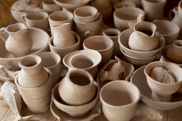 Verschiedene Vasen Keramik drinnen Werkstatt