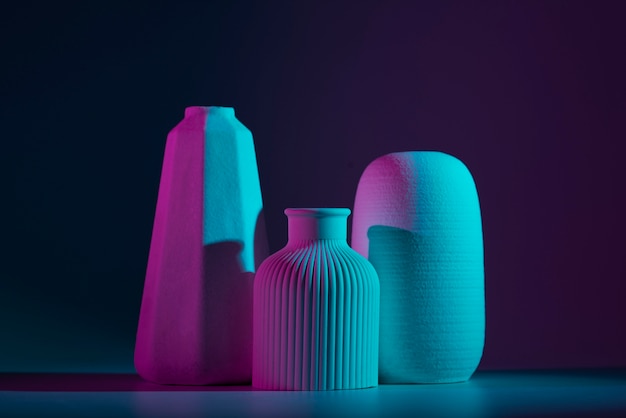 Verschiedene Vasen mit blauem und violettem Licht