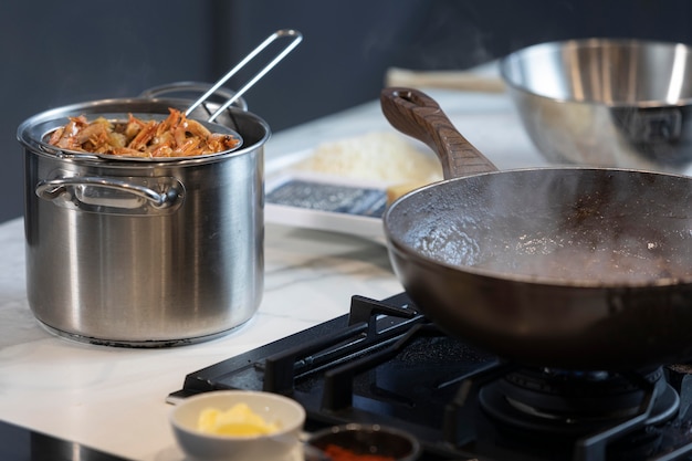 Kostenloses Foto verschließen sie pfannen mit essen