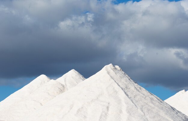 Verschneite Berggipfel an einem bewölkten Tag