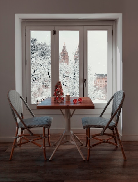 Verschneites Fenster mit weihnachtlicher Inneneinrichtung