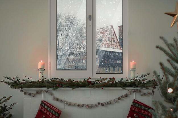 Verschneites Fenster mit weihnachtlicher Inneneinrichtung