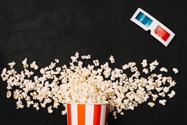 Verschüttetes Popcorn und 3D-Brille