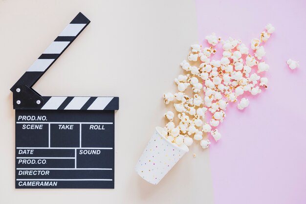 Verschüttetes Popcorn und Filmklappe