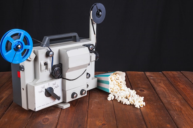 Verschüttetes Popcorn und Filmprojektor