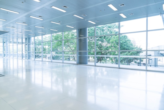 Verschwommene abstrakte Hintergrund Innenansicht Blick auf in Richtung zu leeren Büro Lobby und Eingangstüren und Glas Vorhang Wand mit Rahmen