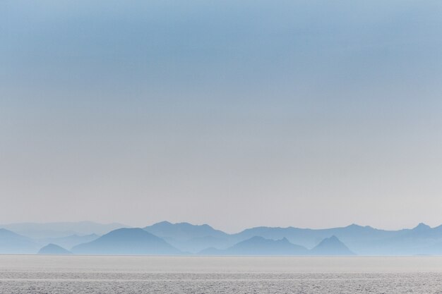 Verschwommene Hügel in der Küste der Kos-Insel nahe der Ägäis in Griechenland