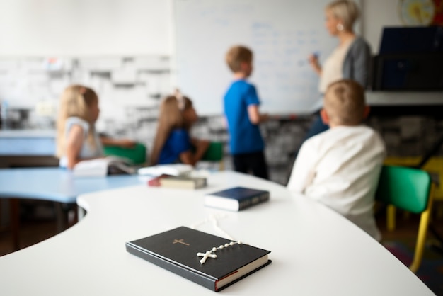 Kostenloses Foto verschwommene kinder der rückansicht in der sonntagsschule