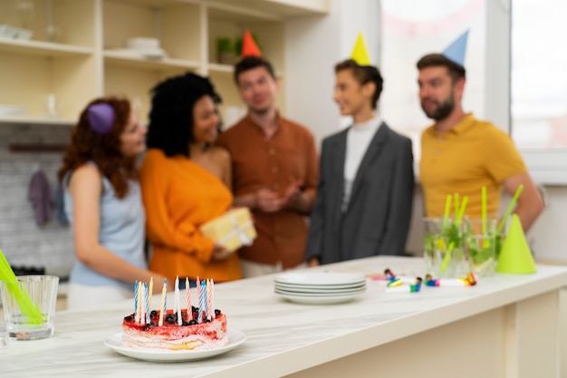 Kostenloses Foto verschwommene leute bei mittlerer aufnahme auf der party