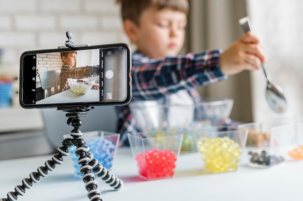 Verschwommener Junge mit Hydrogelkugeln