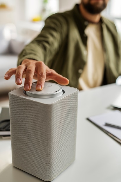 Verschwommener Mann, der an der Vorderansicht des Laptops arbeitet