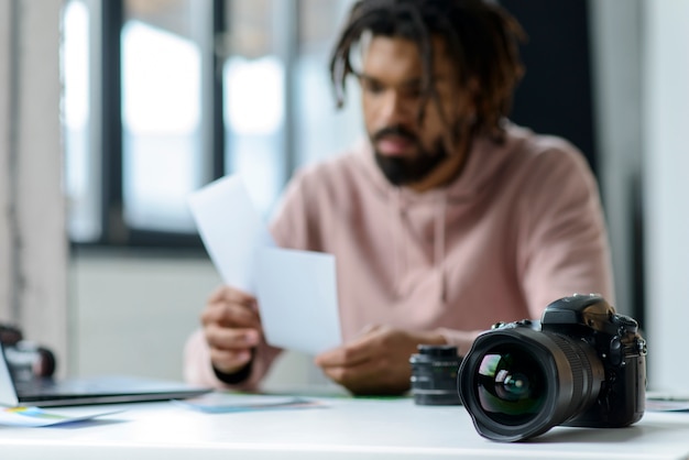 Verschwommener Mann, der Fotos betrachtet