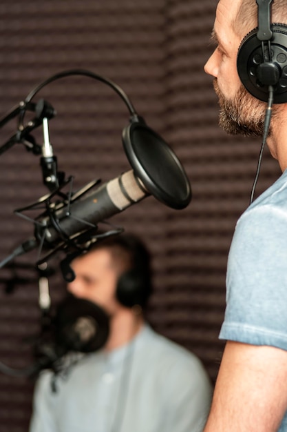 Kostenloses Foto verschwommener mann der nahaufnahme am radiosender