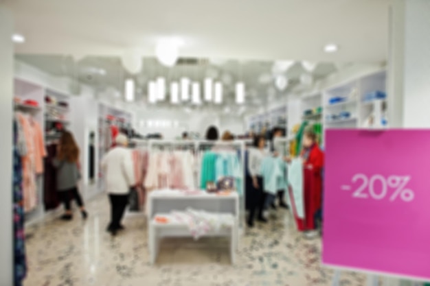 Verschwommener oder defokussierter Hintergrund der Bekleidungsgeschäft-Boutique 20 Prozent Verkauf