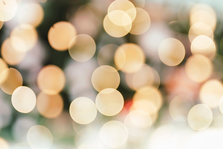 Kostenlose Foto verschwommener weihnachtsbaum mit lichtern