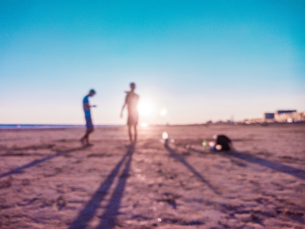 Verschwommenes Foto von Menschen am Strand