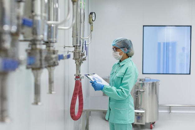Verschwommenes Frontbild Industriearbeiter-Check-Messwerte