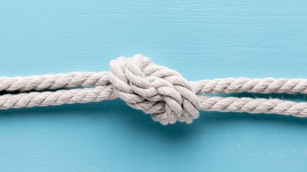 Versende weiße Seile mit einem Knoten
