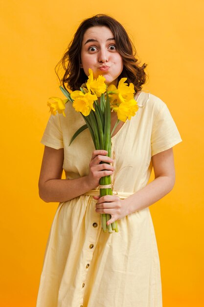 Verspielte Frau mit Blumen