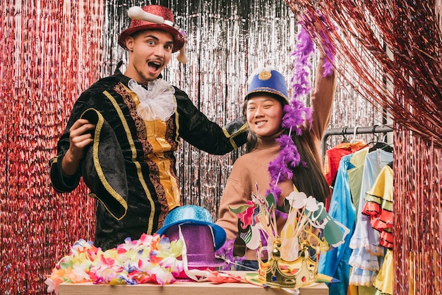 Kostenloses Foto verspielte junge freunde, die sich für eine karnevalsparty verkleidet haben