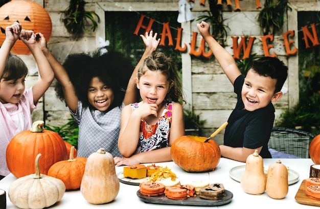 Verspielte Kinder, die das Halloween-Festival genießen