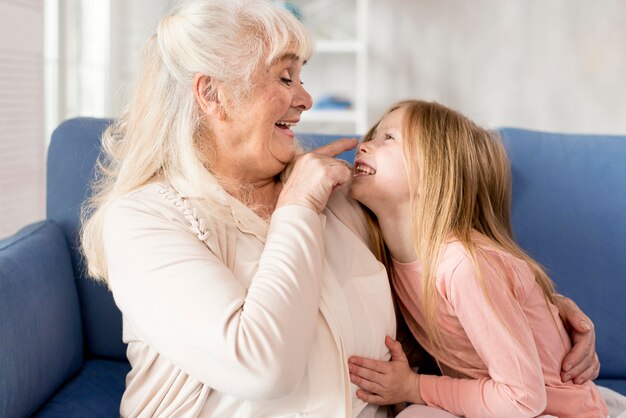 Verspielte Oma mit Mädchen