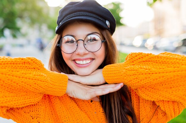 Verspieltes Mädchen mit perfekten langen Haaren, die im Freien aufwerfen.