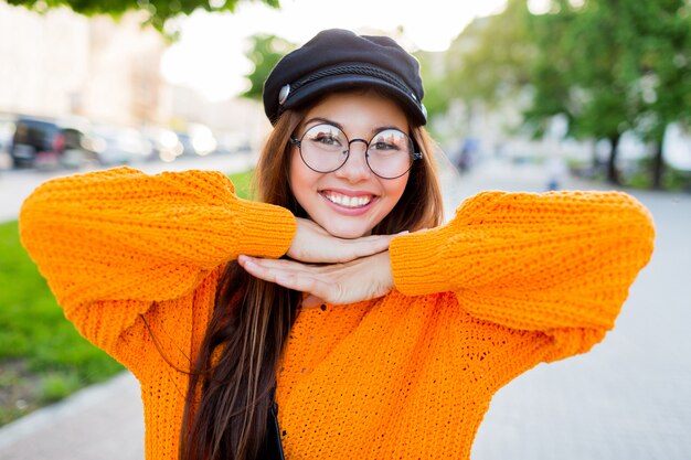 Verspieltes Mädchen mit perfekten langen Haaren, die im Freien aufwerfen.