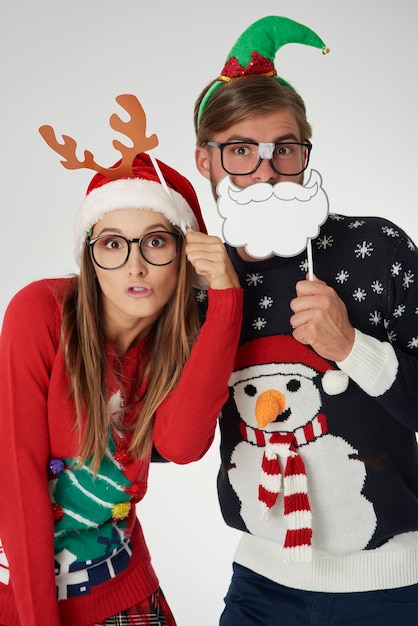 Kostenloses Foto versteckt sich hinter lustigen weihnachtsmasken