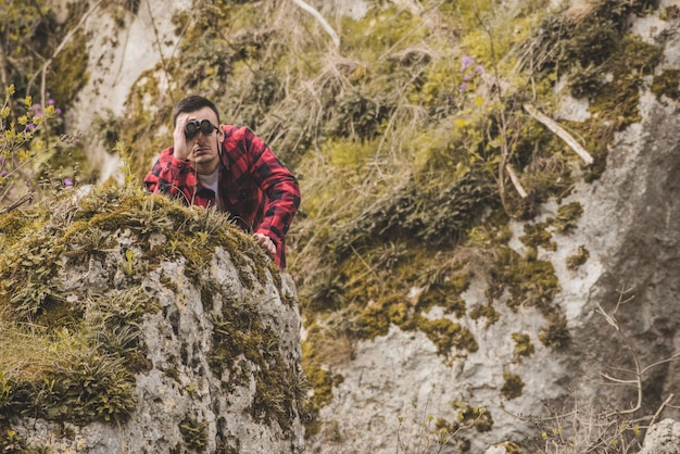 Versteckter Wanderer mit Fernglas