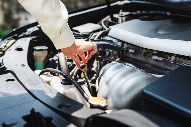 Versuch das Auto zu reparieren