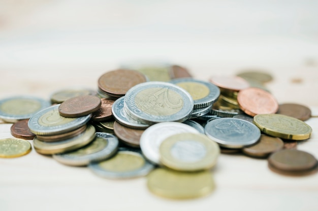 Verteilen sie metallische münzen auf defocused hintergrund