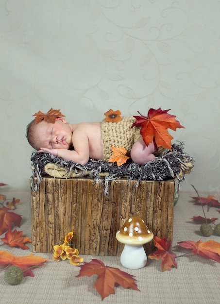 Vertica-Aufnahme eines schlafenden Babys, das eine Strickwindel mit Herbstblättern trägt