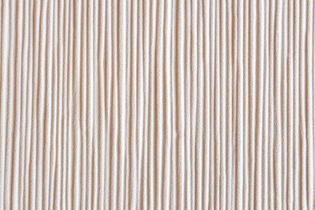Vertikal definierte Linien an einer körnigen Wand