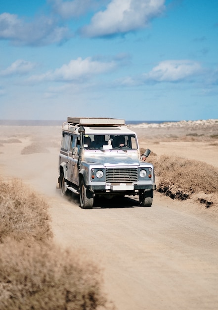 Vertikal eines Offroad-Autos, das sich in einer Wüstenstraße bewegt