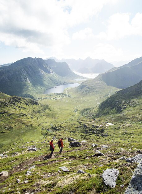 Vertikal von Menschen, die in den Bergen der Lofoten bei bewölktem Wetter wandern