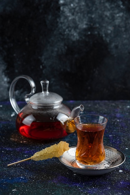 Vertikal von Teekanne und Glas Tee