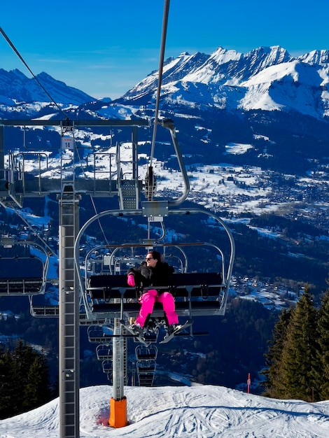 Vertikale Ansicht der Frau am Sessellift in den französischen Alpen, Europa