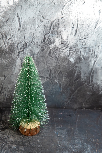 Kostenloses Foto vertikale ansicht der kiefer für weihnachtsferien auf der rechten seite auf grauem hintergrund