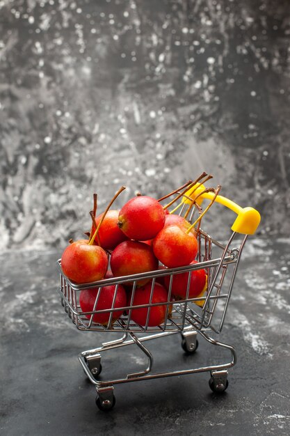 Vertikale Ansicht der Mini-Einkaufskarte mit roten Kirschen auf grau