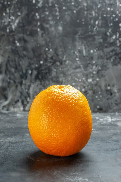 Kostenloses Foto vertikale ansicht der natürlichen organischen frischen orange auf dunklem hintergrund