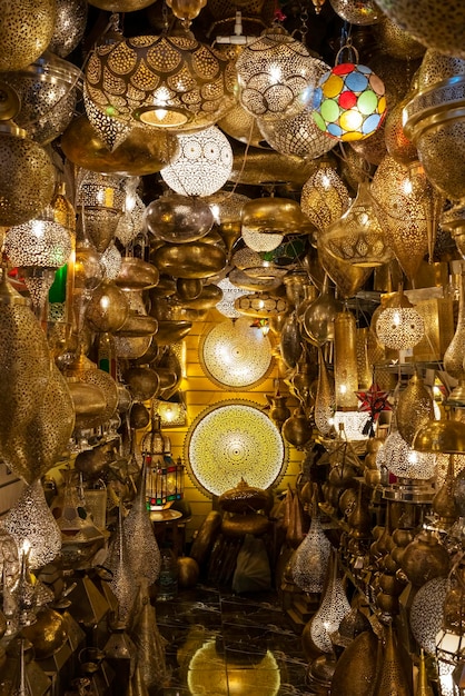 Kostenloses Foto vertikale ansicht des beleuchtungsgeschäfts in einem markt von marrakesch