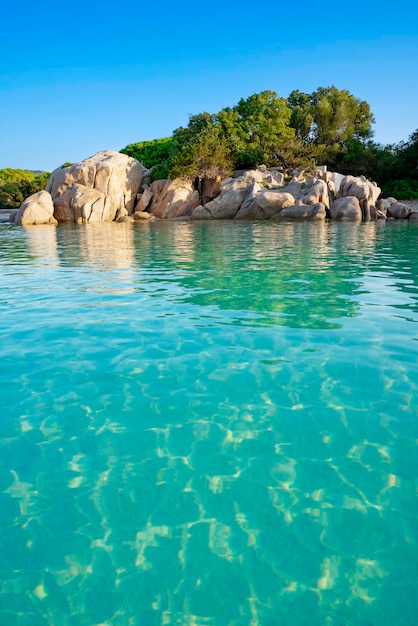 Vertikale Ansicht des berühmten Felsens am Strand von Santa Giulia