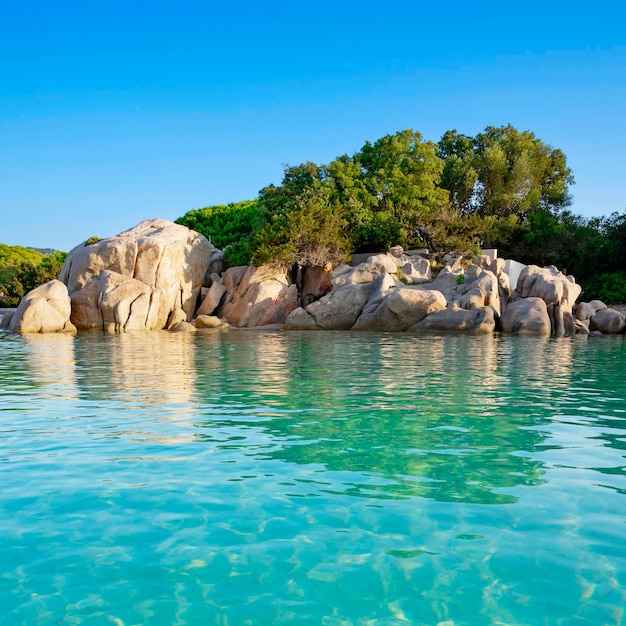 Vertikale Ansicht des berühmten Felsens am Strand von Santa Giulia