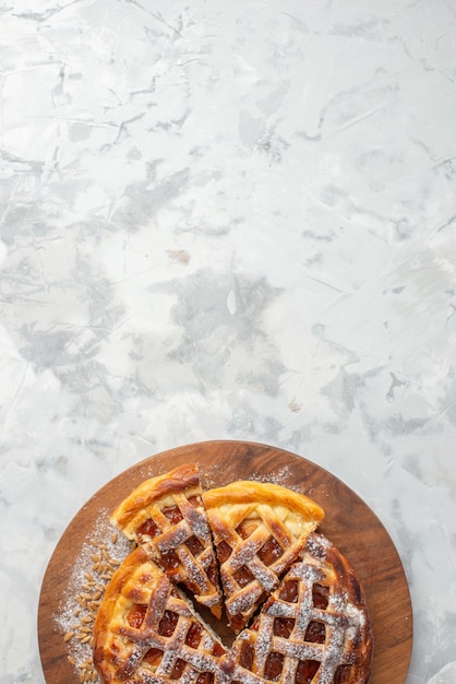 Vertikale Ansicht des köstlichen Marmeladenkuchens auf braunem Brett auf Eistisch mit freiem Platz