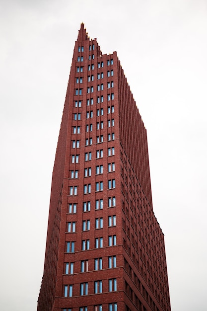 Vertikale Ansicht eines Wolkenkratzers in Berlin Deutschland