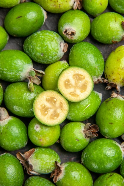 Vertikale Ansicht von frischen natürlichen ganzen und geschnittenen grünen Feijoas