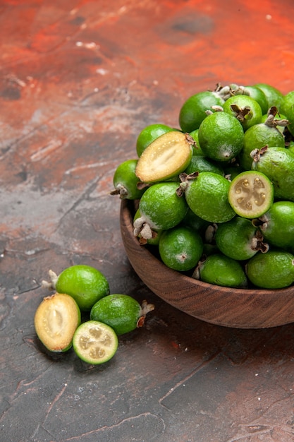 Vertikale Ansicht von frischen natürlichen ganzen und geschnittenen grünen Feijoas